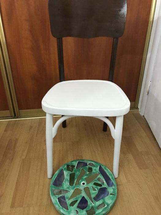 Подставка-стул,уветочные подставки.