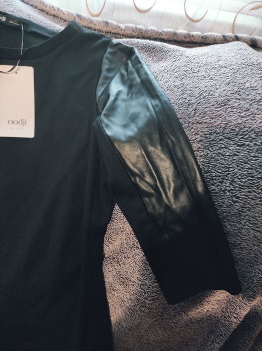 Платье женское с кожаными рукавами