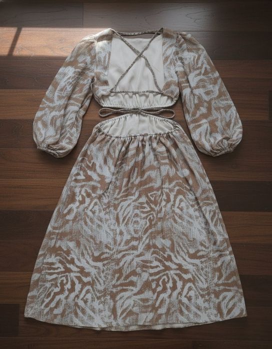 Zwiewna długa Sukienka z wycięciami i ozdobnymi plecami Zara xS