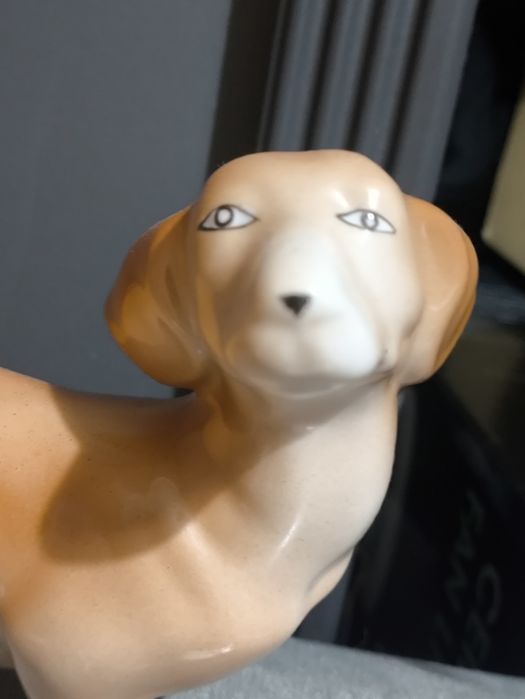 Stara porcelanowa figurka pies jamnik. Vintage