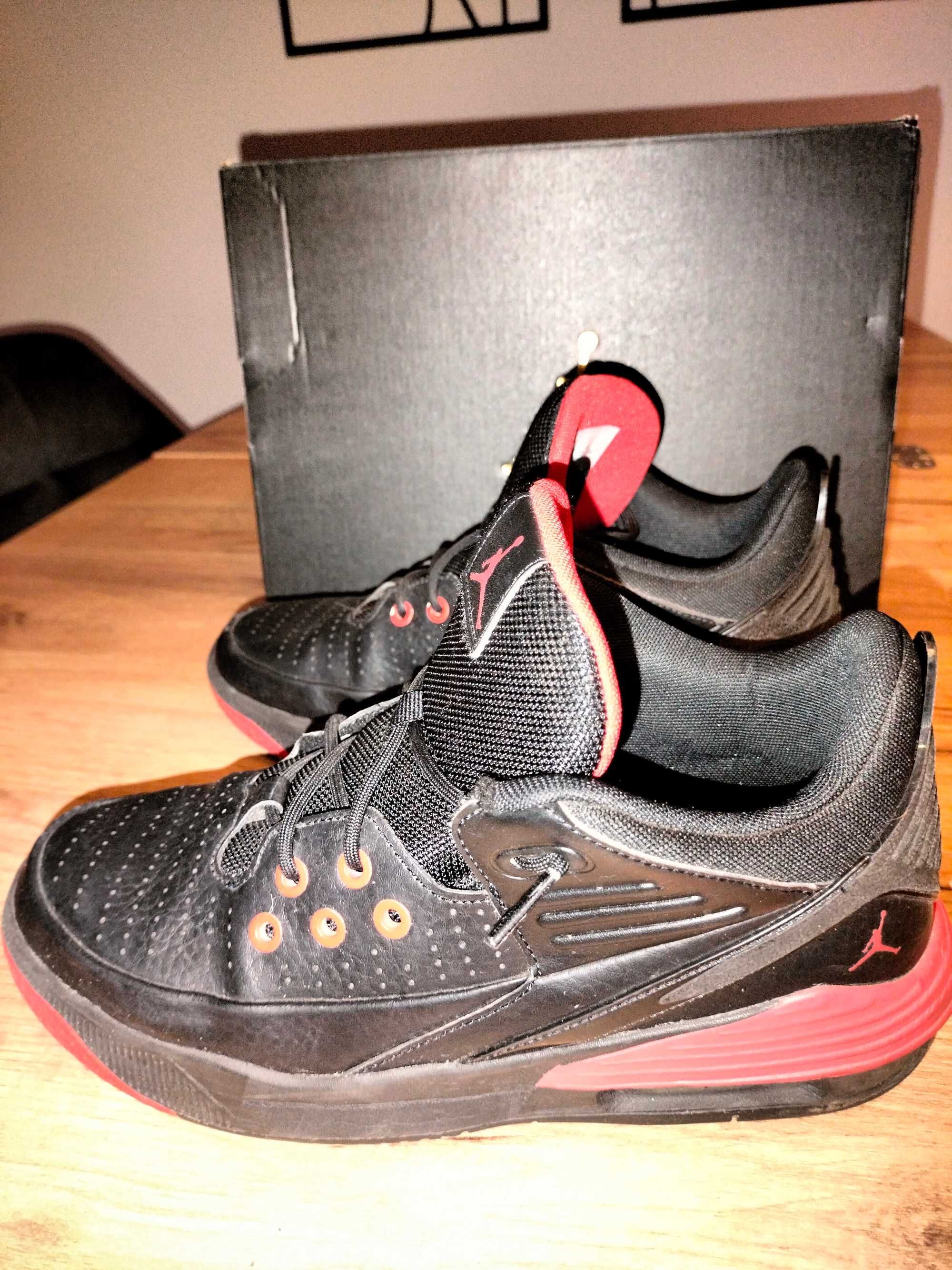Czerwono-czarne buty Nike Jordan Max Aura 5, roz. 40
