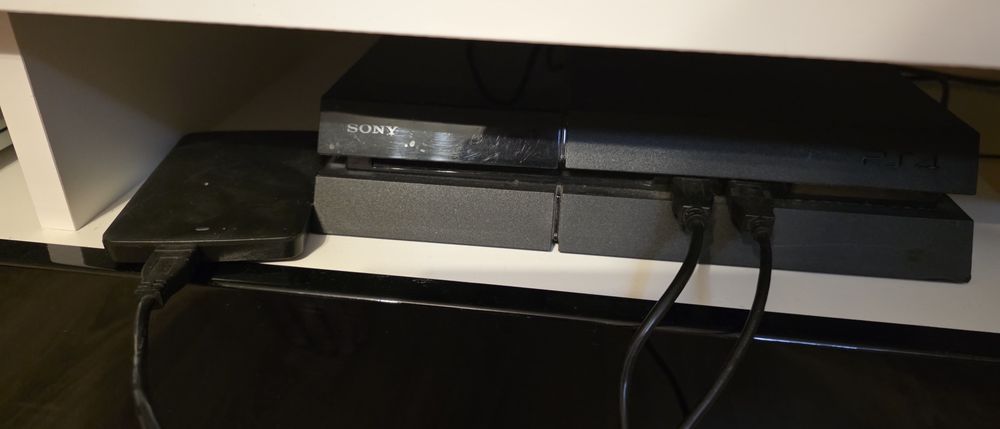 Konsola PS4+VR+stacja ladowania+dysk+kierownica+pistolet+11gier