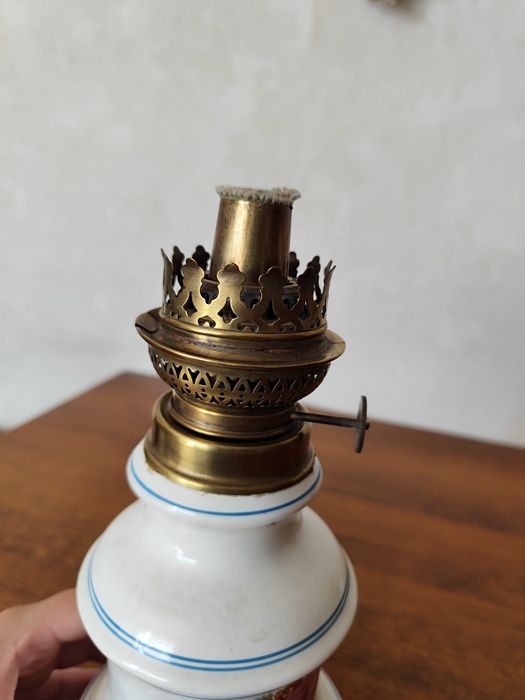 Lampa naftowa w kwiatki bez cylindra