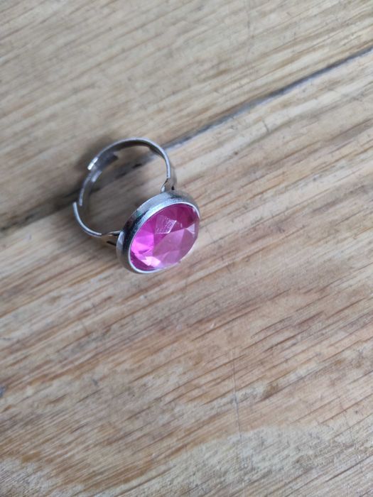 Pierścionek z różowym, dużym oczkiem, z regulacją obwodu