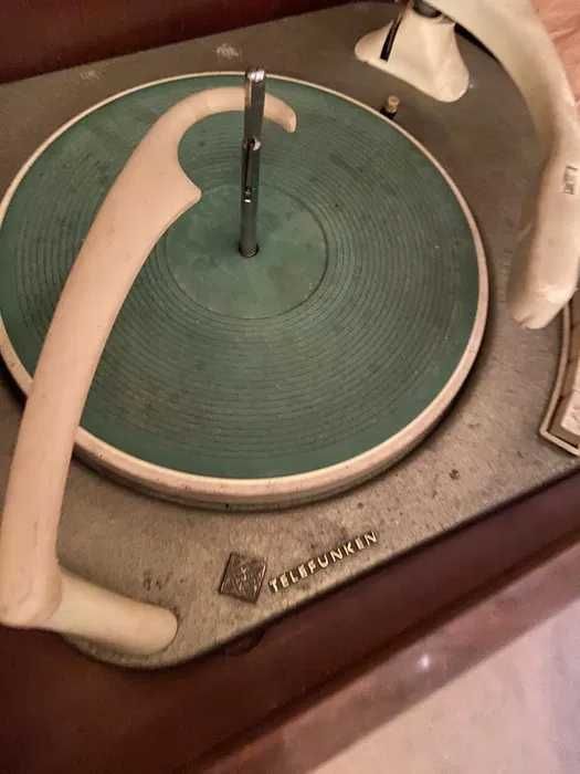 Antiguidade - Móvel Rádio, gira discos marca Telefunken, anos 50