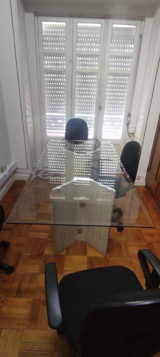Mesa de vidro e pedra