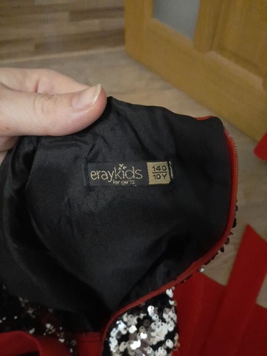 Два чудові червоні плаття