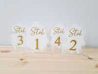 Numery stołów pleksi złoty napis biały podkład wesele ślub plan stołów