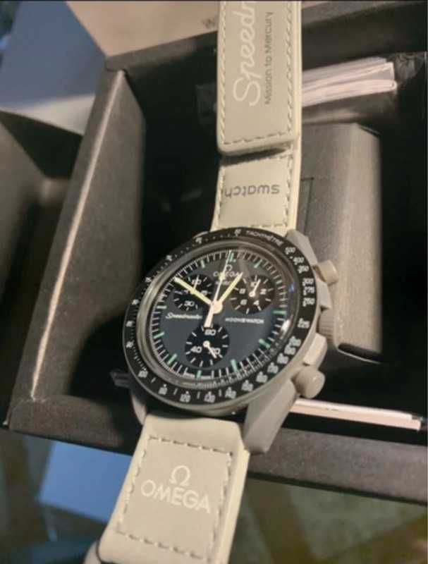 Omega x Swatch SO33A100 Mercury - Metaliczny Design Limitowanej Serii