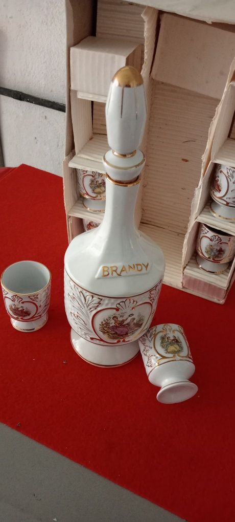 Brandy, conjunto de garrafa e copos