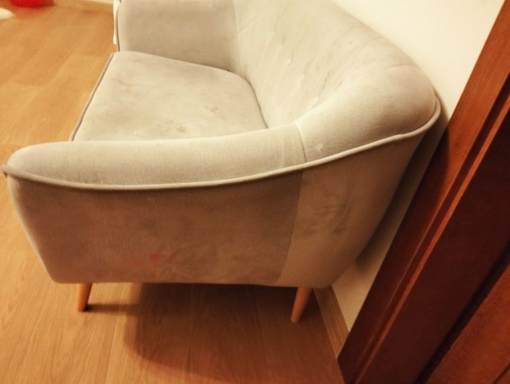 Szara sofa welurowa dwuosobowa