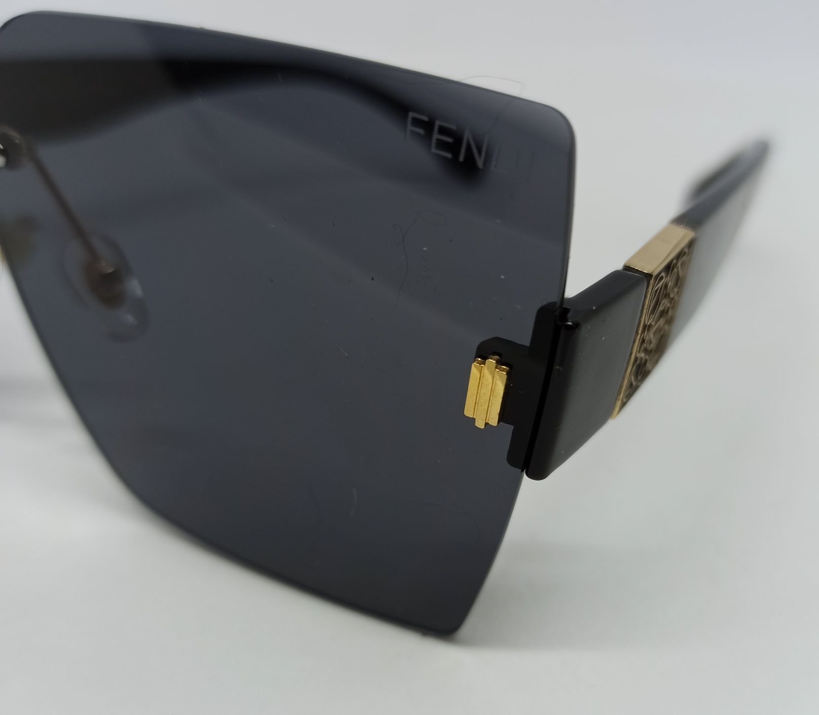 Брендовые очки женские солнцезащитные черные с золотым лого 9036