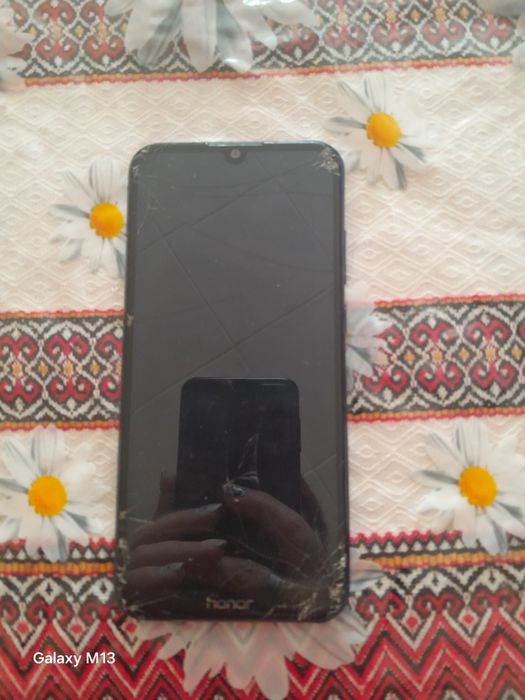 Продам на запчастини телефон.