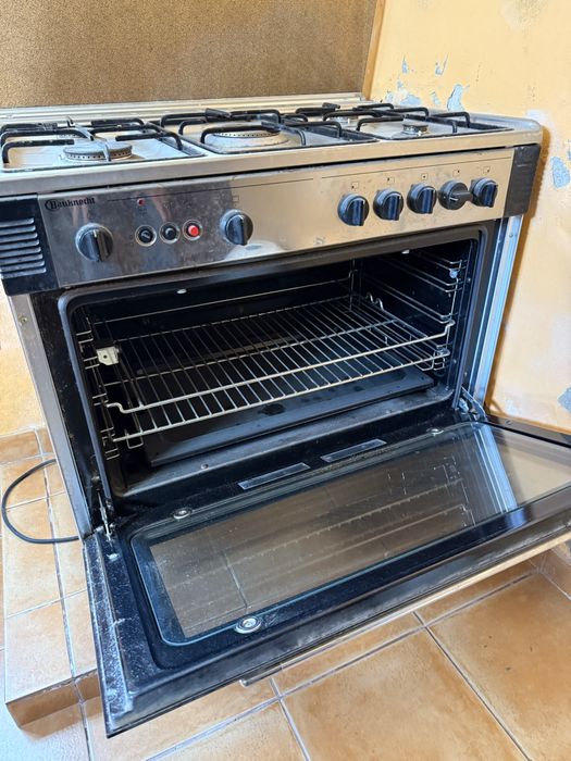 Vendo fogao  so  uma vez usado  da para asar um leitao inteiro