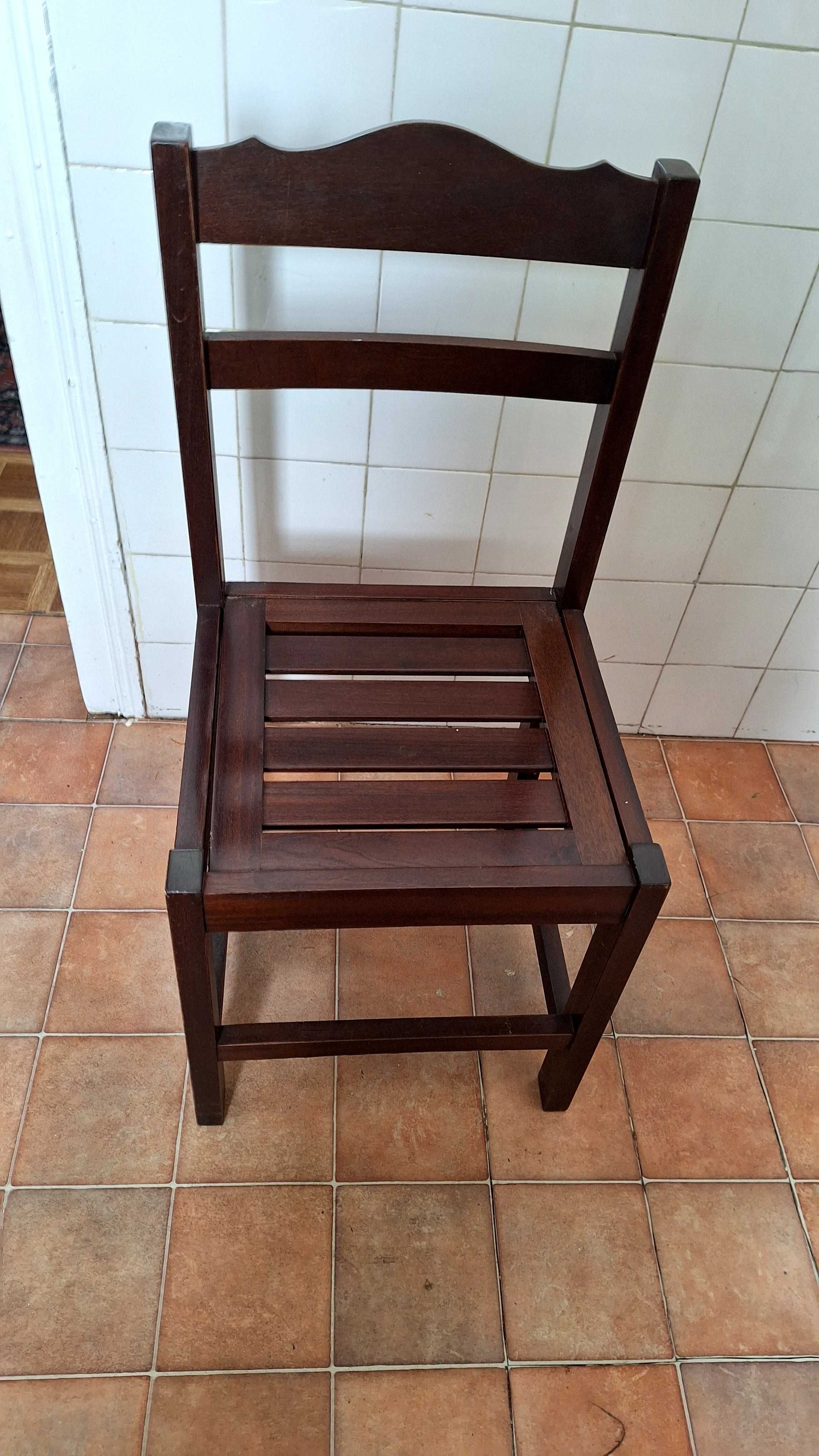 cadeiras de madeira em bom estado (4)