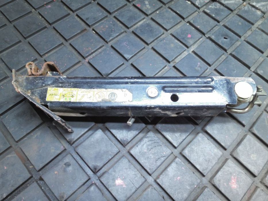 Lewarek samochodowy podnośnik Izamot