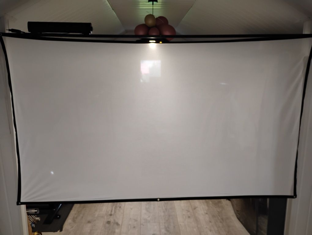 Projektor subwoofer ekran