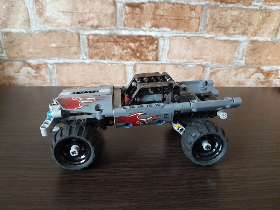 LEGO Technic Машина для побега (42090)