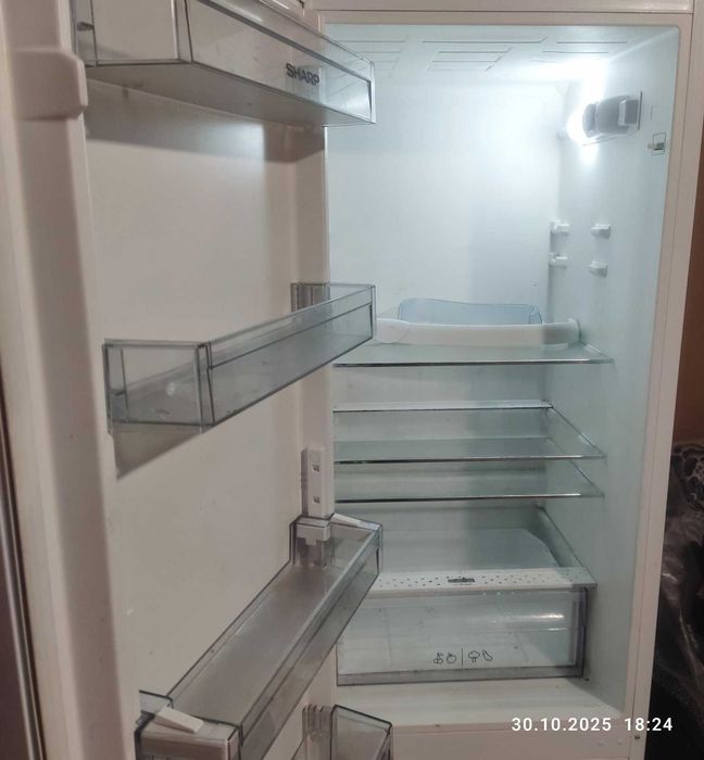 Холодильник Sharp 1,8м. не холодить, під ремонт.