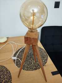 Dębowa lampka  z ozdobną żarówka