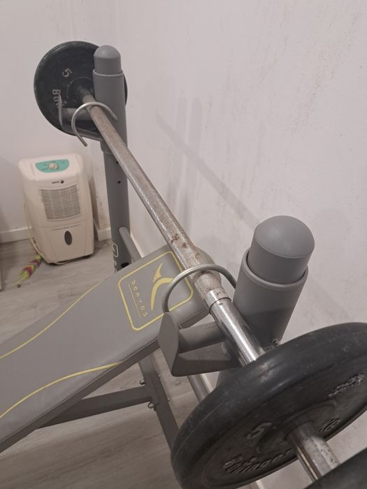 Banco de musculação com barra e pesos