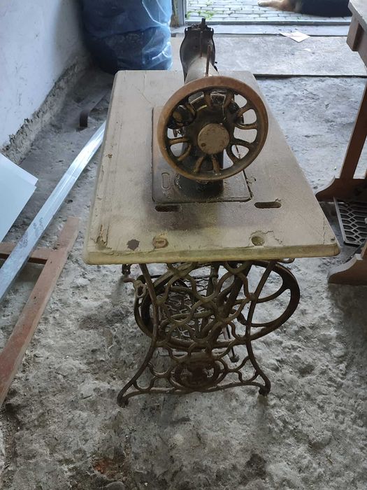 Maszyna do szycia Singer – antyk z podstawą żeliwną