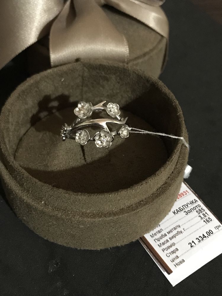 Золотое кольцо с бриллиантами 16.5 размера по 3000 грн за грамм