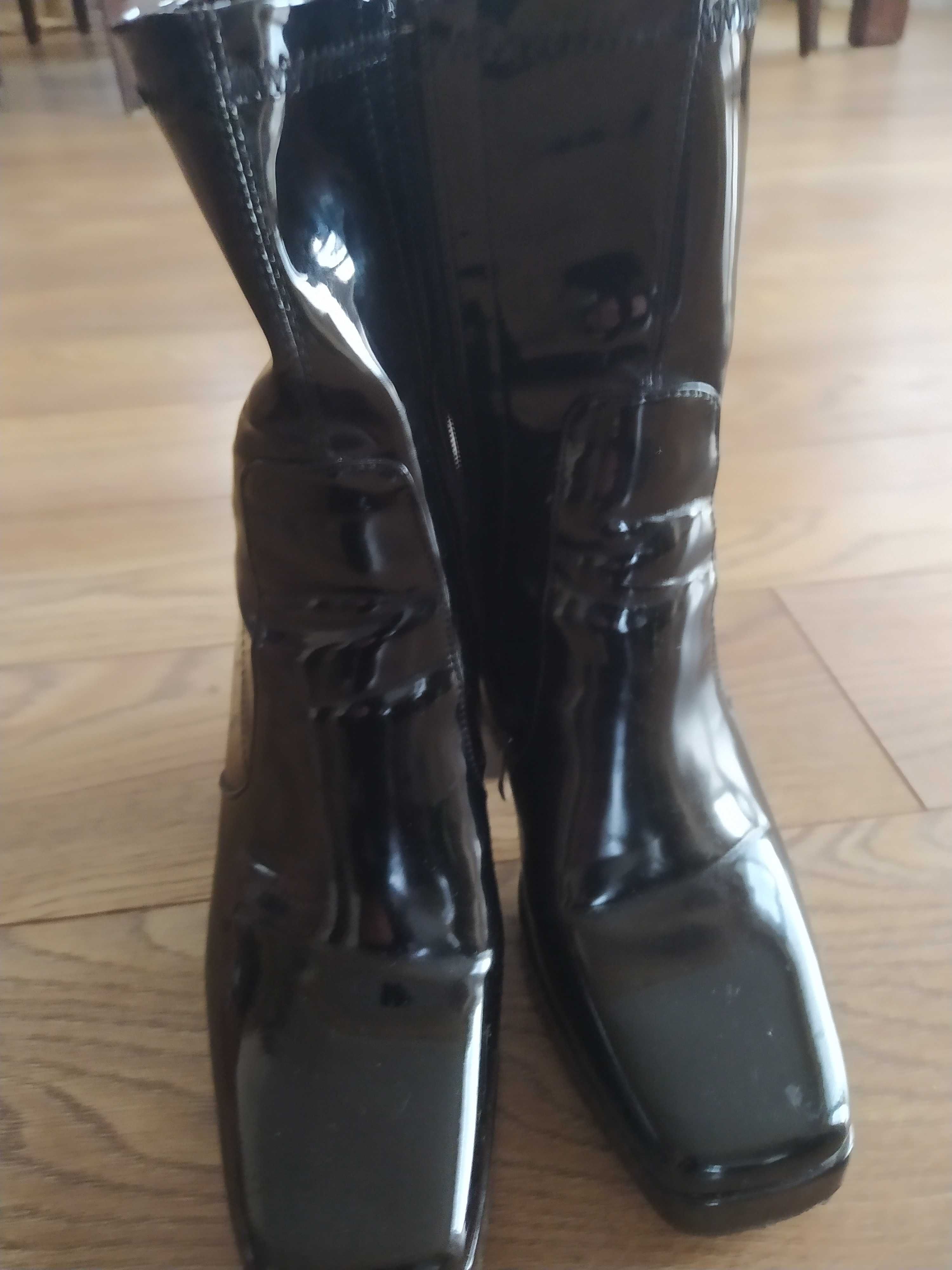 Czarne buty lakierowane