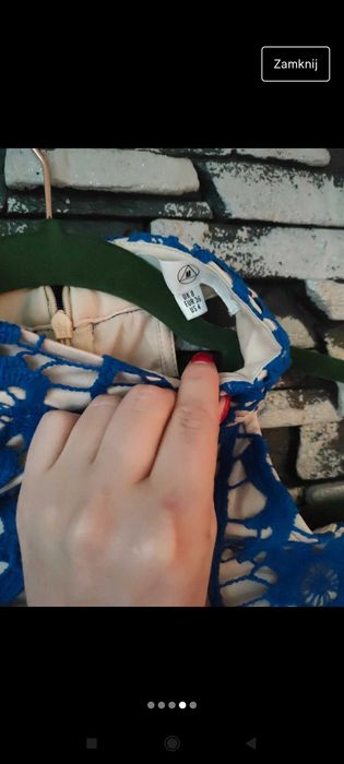 Piękna chabrowa sukienka z koronką odkryte ramiona