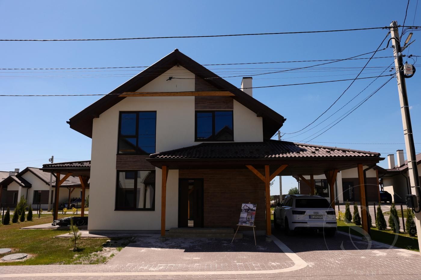 Продаж котеджу у с.Деревач з басейном на території КМ