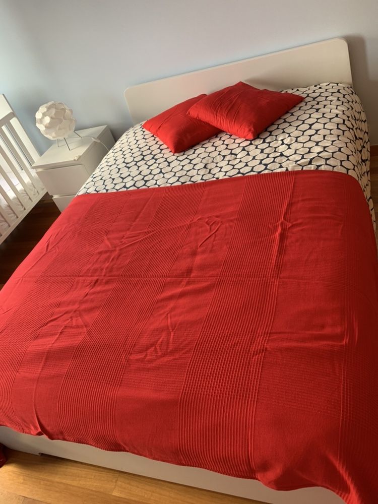 Vendo cobertura de cama com duas almofadas