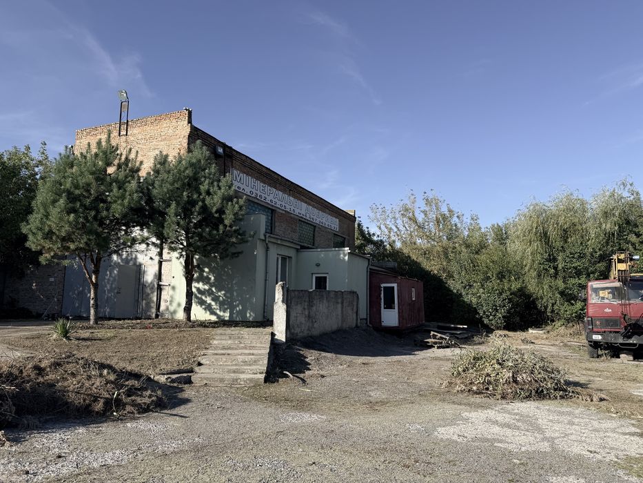 Здається в оренду склад з офісними та побутовими приміщеннями під виро