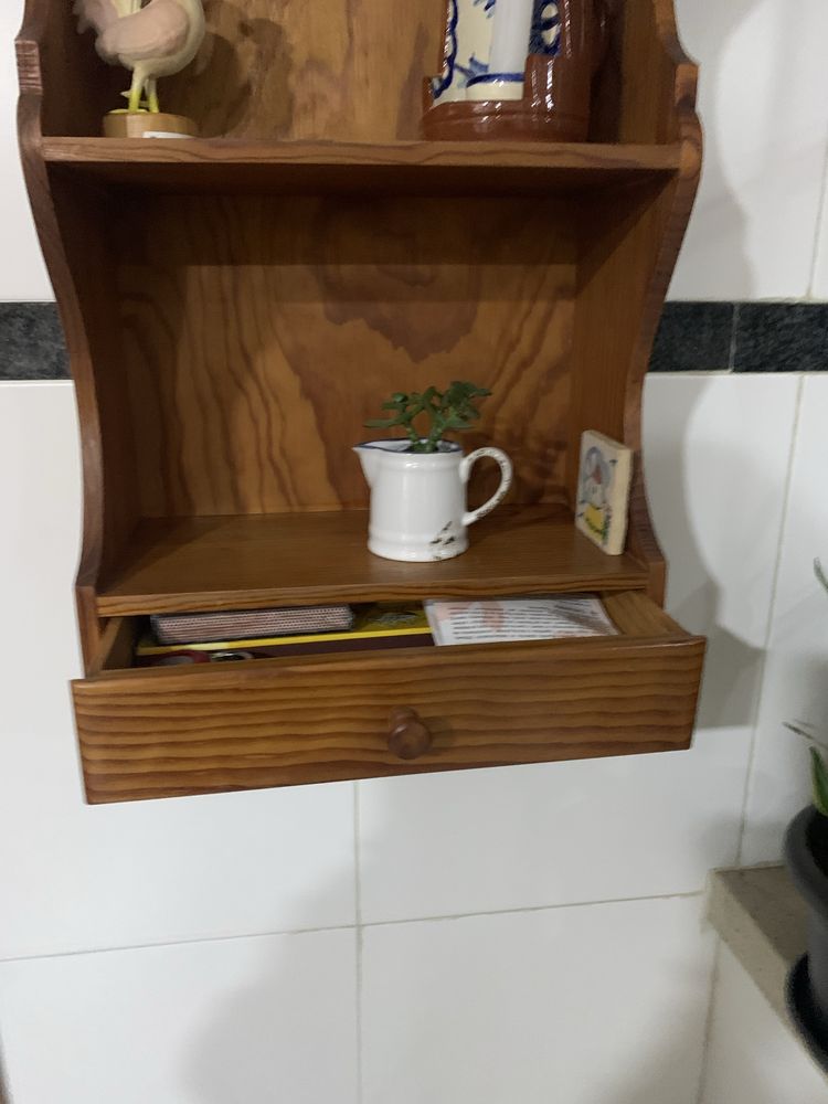 Prateleira de parede com gaveta