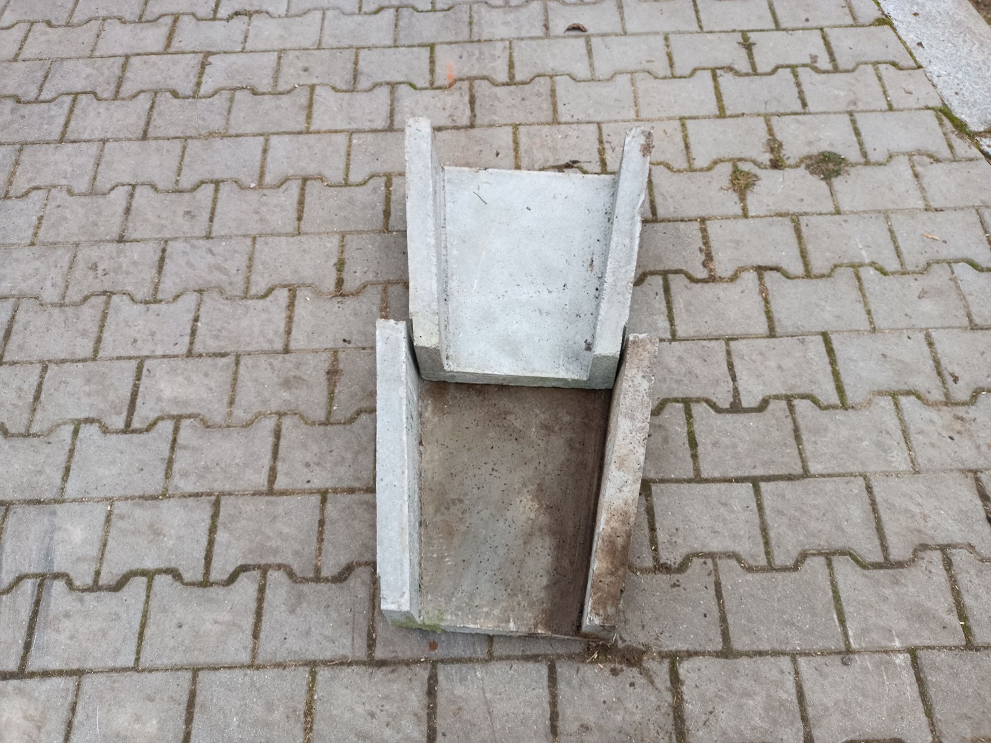 Ściek skarpowy trapezowy betonowy 50cm x 50cm 38 cm wysokość 19 cm