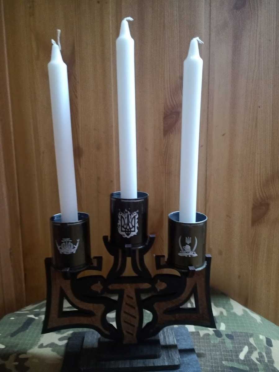 Канделябр на три свічки у формі тризуба з гранатометних гільз 40 мм.