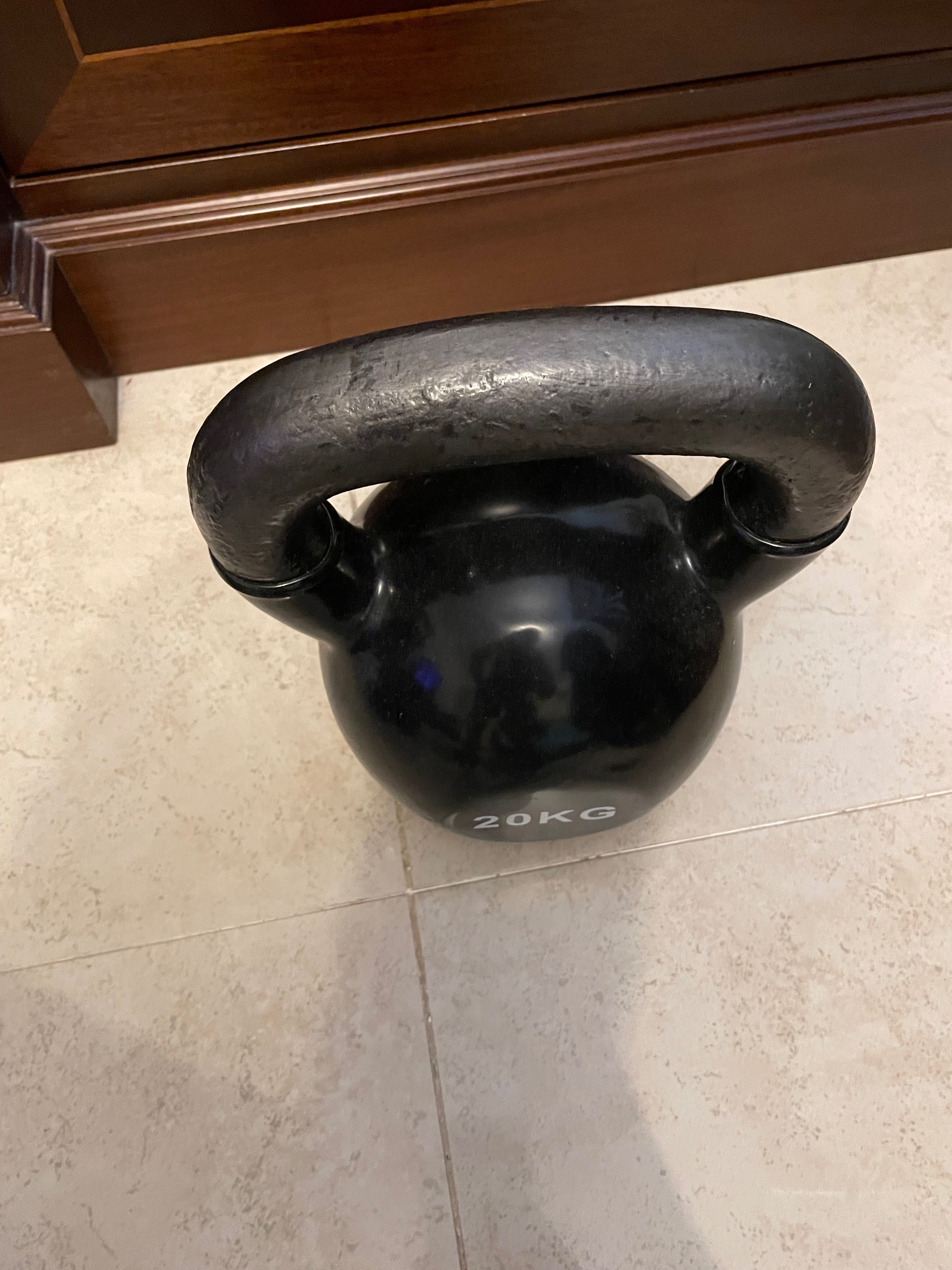 Kettlebell de 20 kilos em vinil , em óptimo estado.