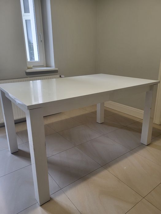Lakierowany stół rozkladany bialy