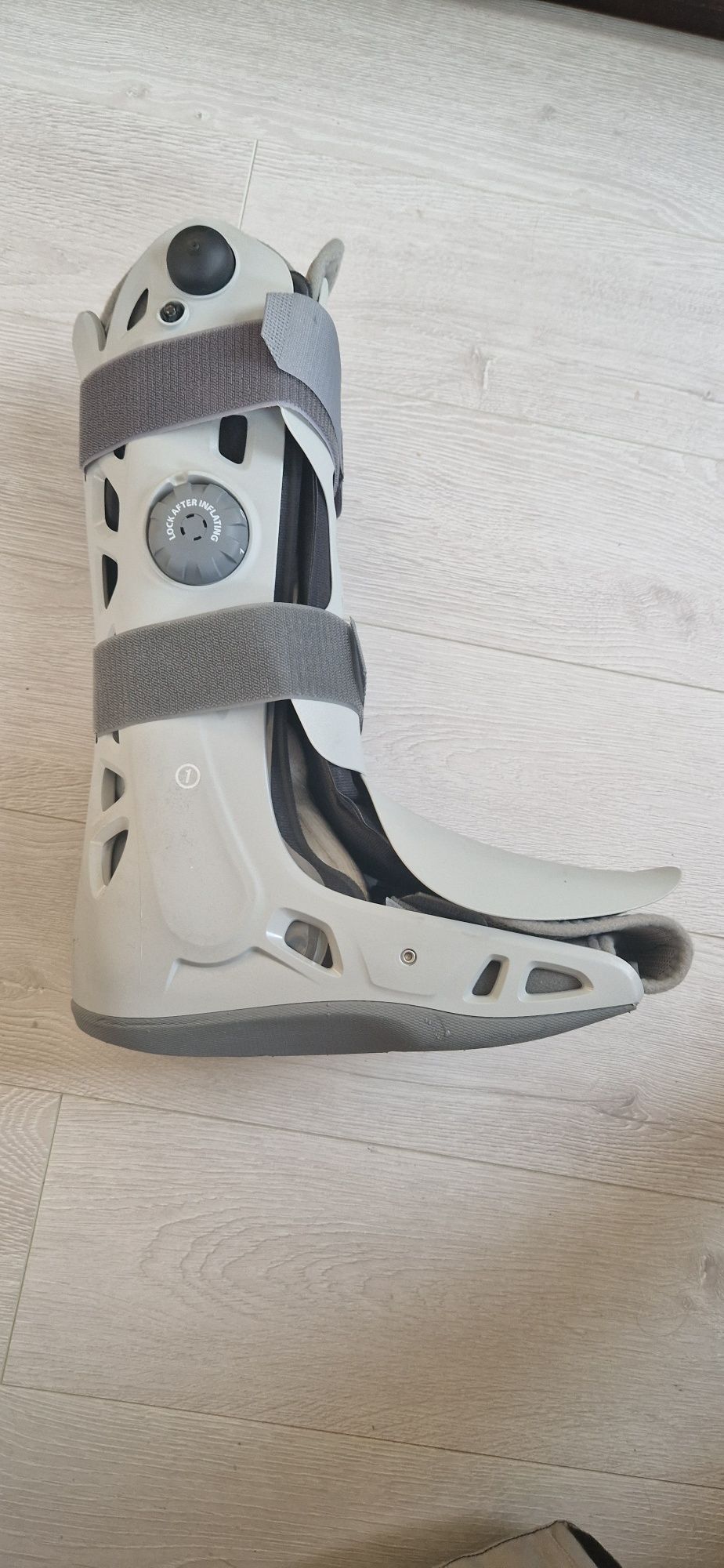orteza stopowo-goleniowa pneumatyczna Aircast Airselect Standard. 
Szc