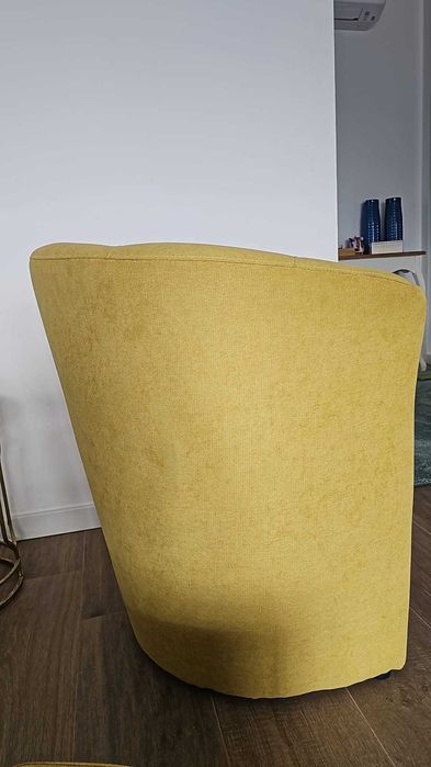 Dois cadeirões lindíssimos em amarelo torrado