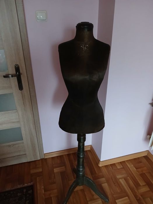 Stylowy manekin krawiecki na drewnianej podstawie – vintage / dekoracy