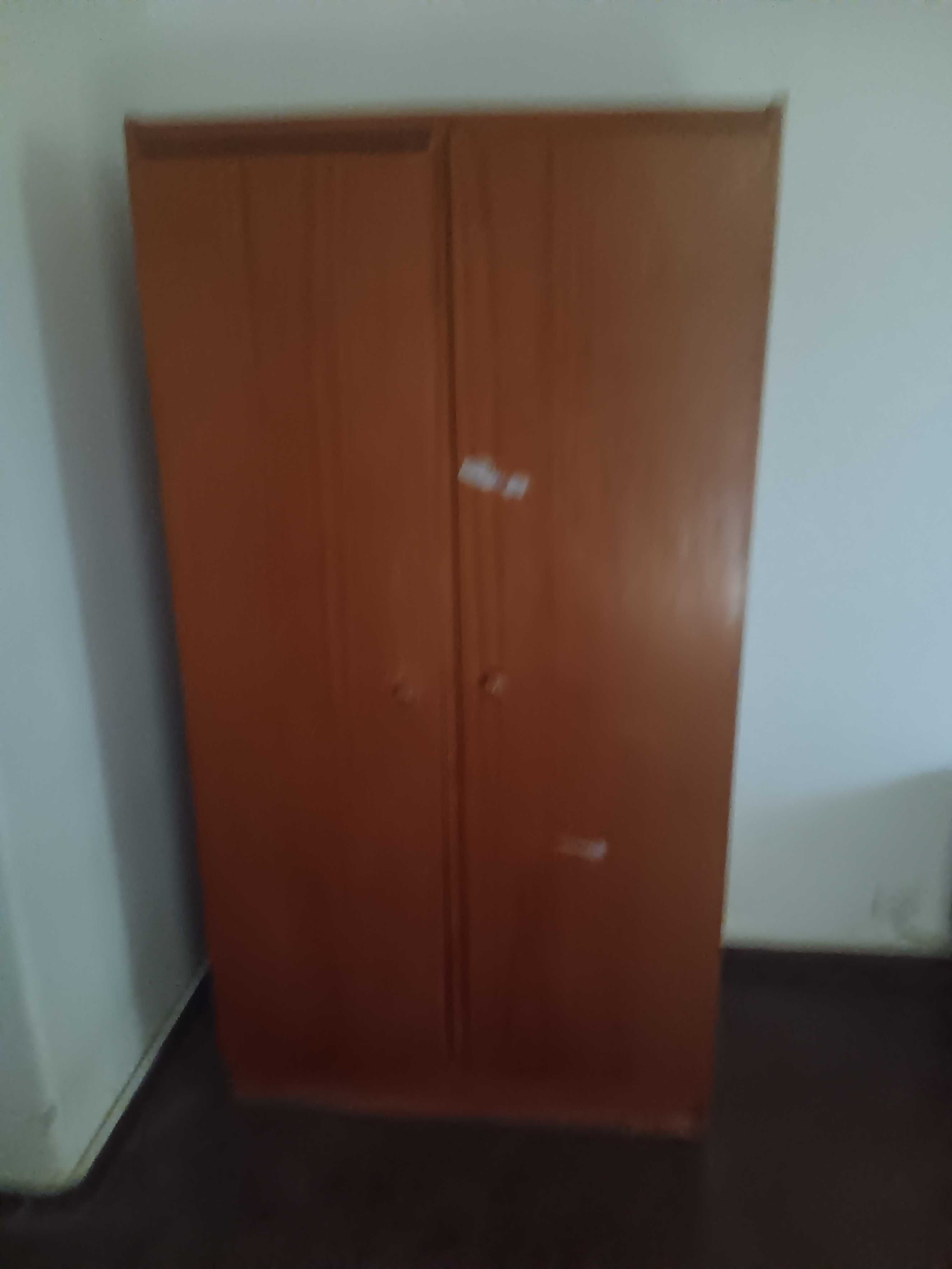 Mobilia antiga e sofás