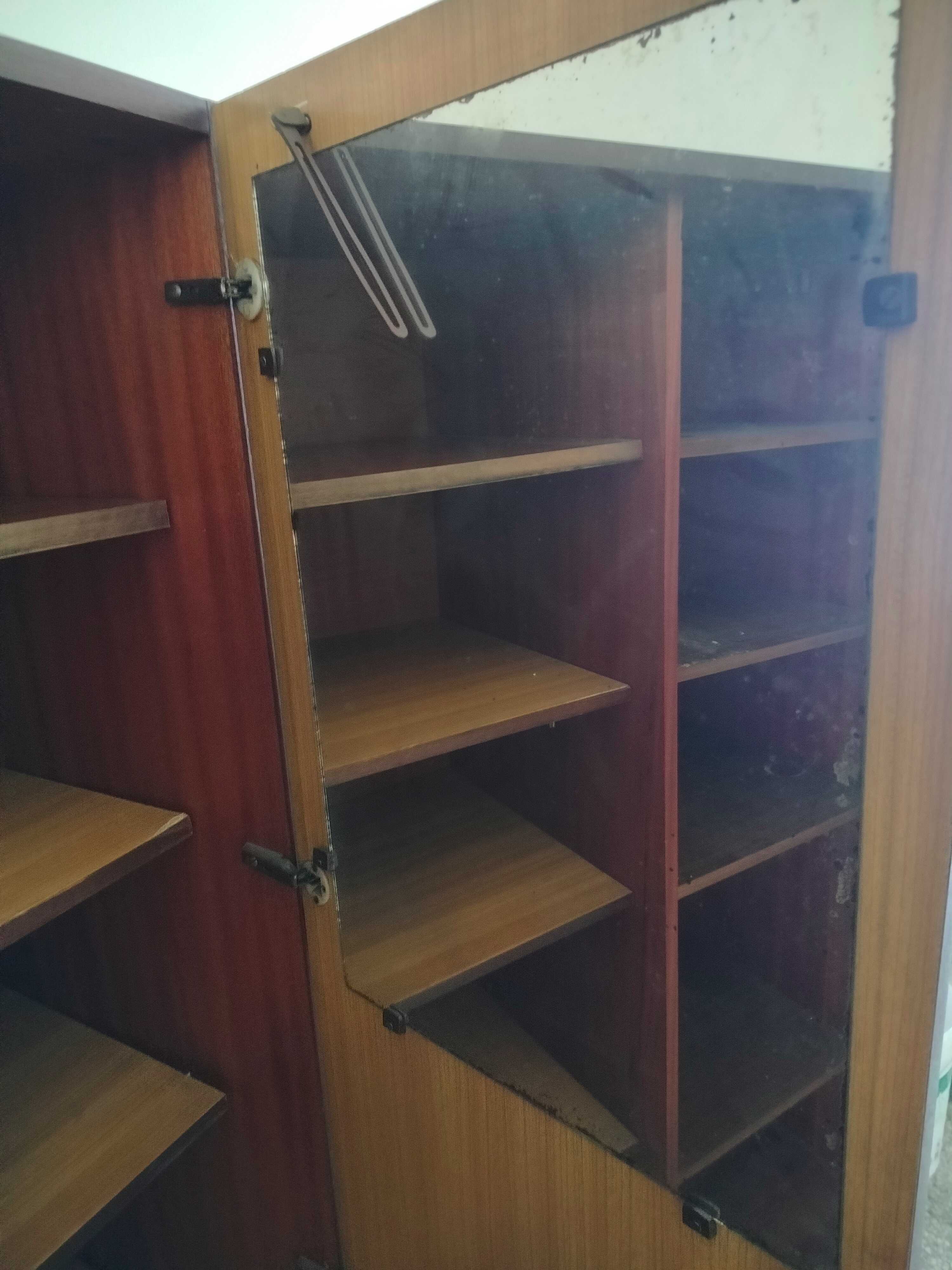 Stara komunistyczna szafa