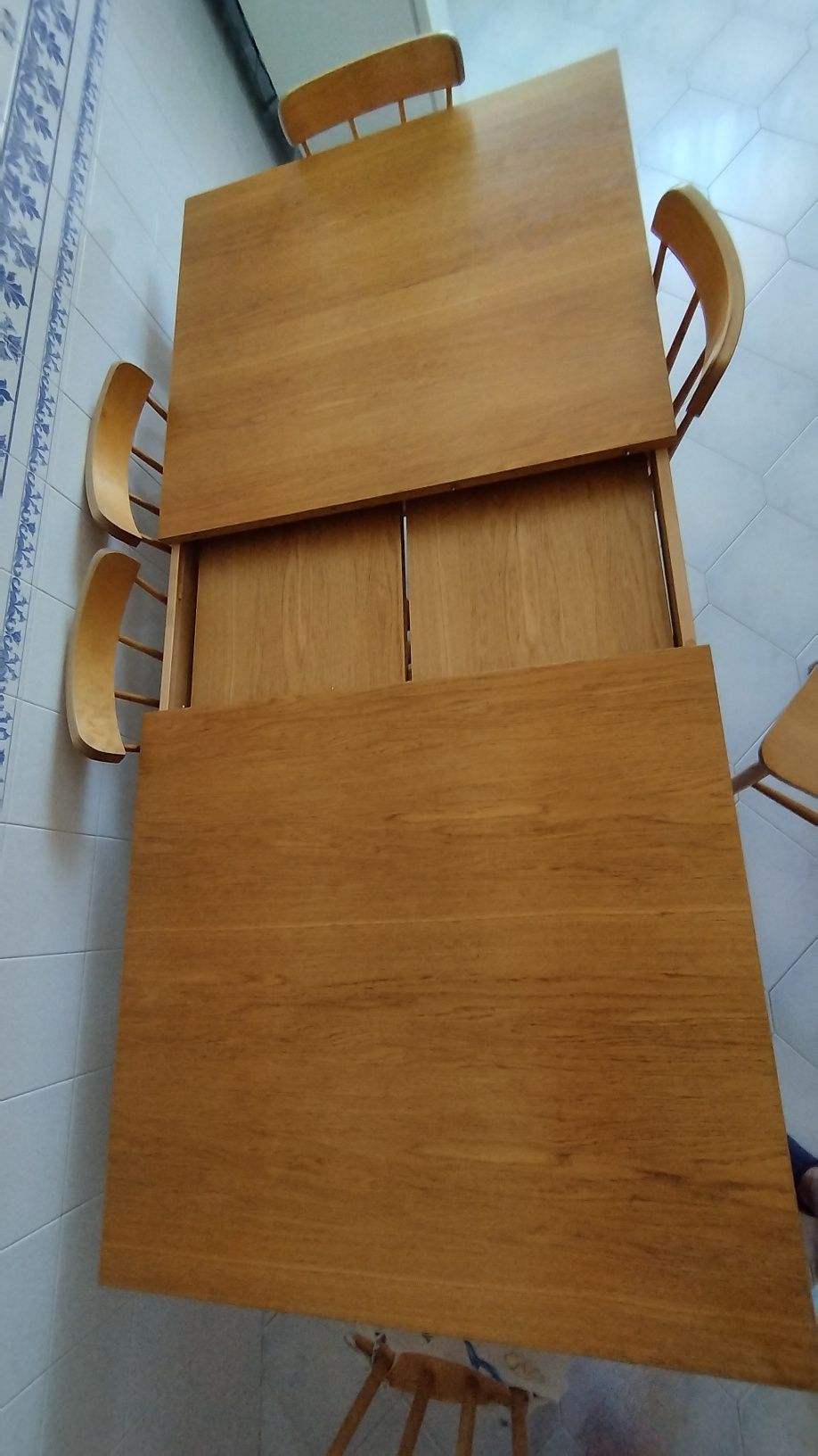 Mesa com 6 cadeiras