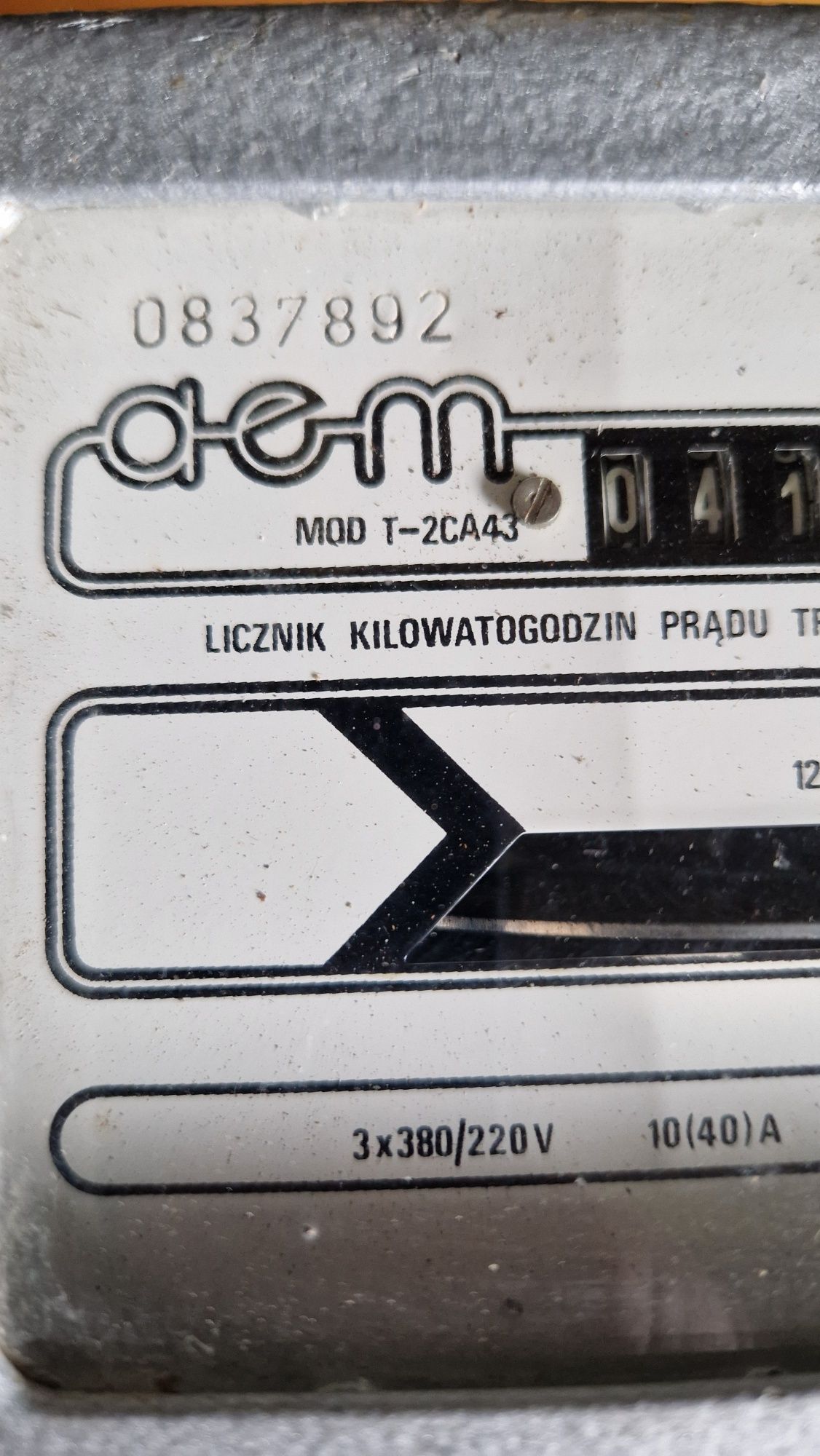 Licznik kilowatogodzin prądu trójfazowego.