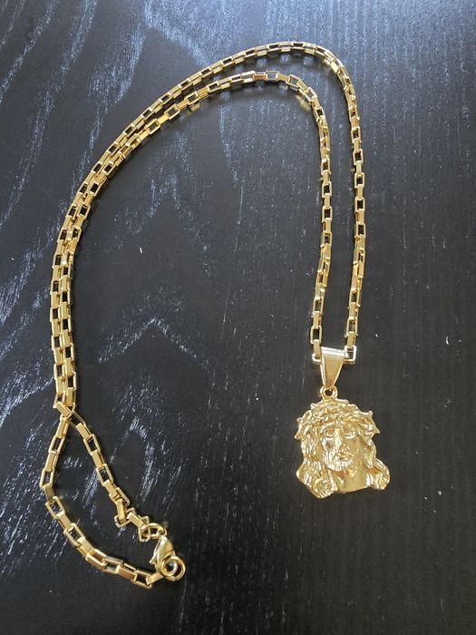 Cordão com pendente em ouro cubano