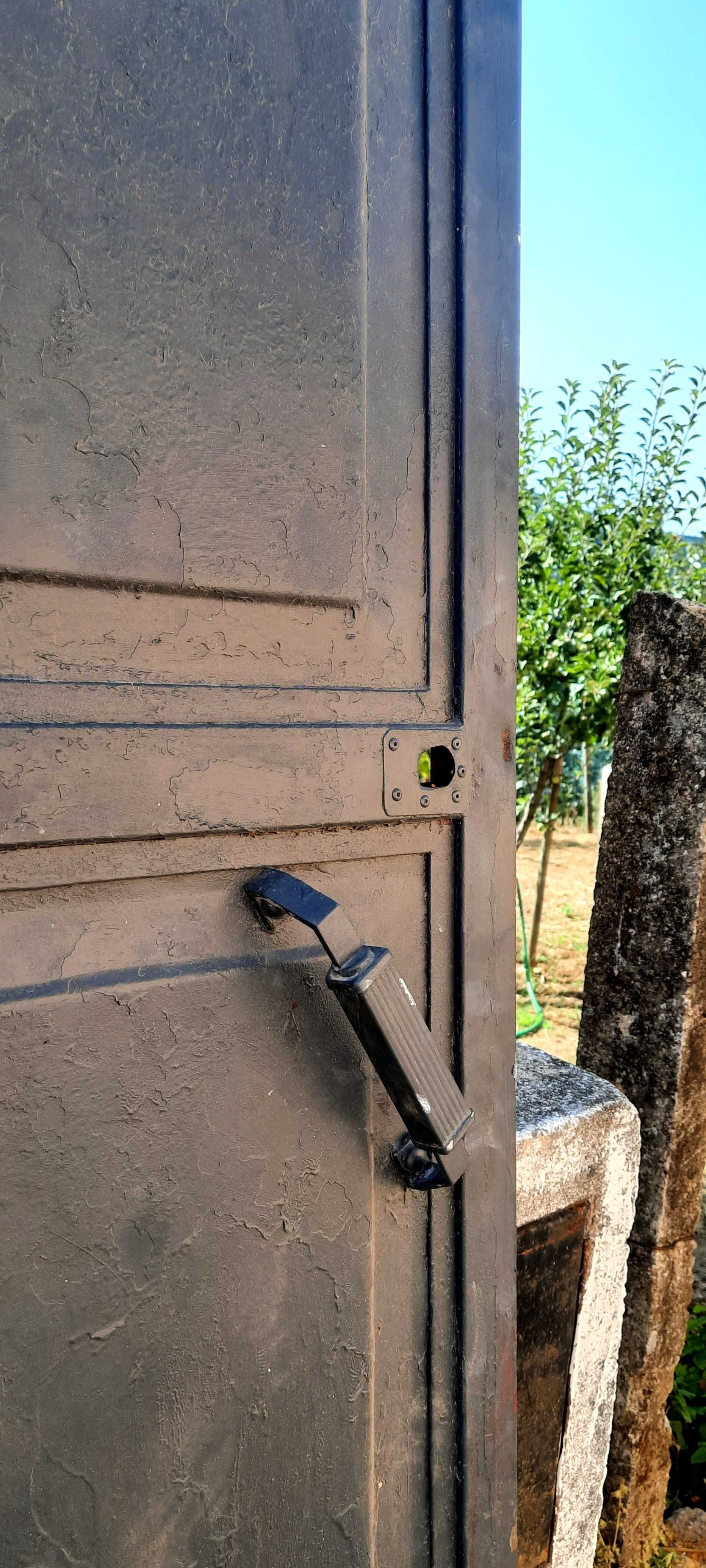 Porta Massiça de Ferro