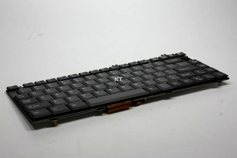 Vários teclados de laptop