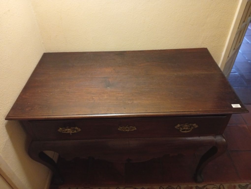 Mesa de encosto estilo D. João V