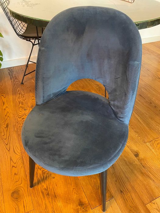 Okrągły stół z krzesłami