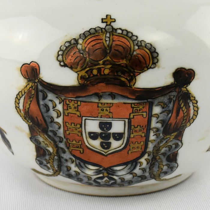 Caixa com tampa, porcelana da China, Brasão Monarquia, anos 50/60